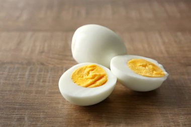 Dilimlenmiş katı pişmiş yumurta ile Seramik Tepsi