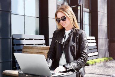 Dizüstü bilgisayar kullanan genç kız