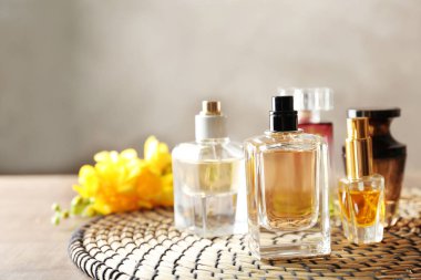 parfüm şişeleri kümesi