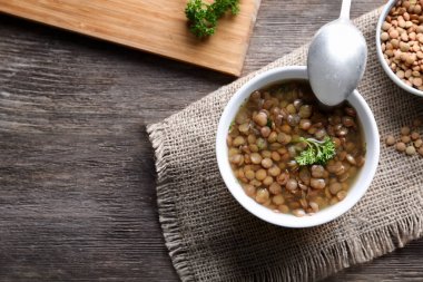 Lezzetli mercimek yemeği ile kompozisyon