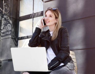 Dizüstü bilgisayar kullanan genç kız