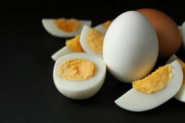 Dilimlenmiş katı pişmiş yumurta ile Seramik Tepsi