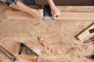 Marangoz öğütücü ile çalışma