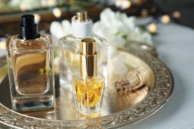 Parfüm şişeleri ile altın tepsi