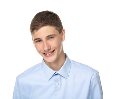 Beyaz üzerine mutlu gülümseyen genç  