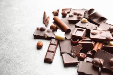 Kırık çikolata parçaları 