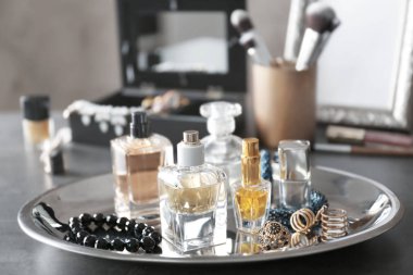 Tepsi parfüm şişeleri ile