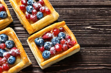 Lezzetli puf böreği tatlı çilek ile