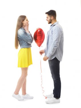 Genç adam veren balon 