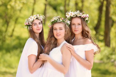 Güneşli bir gün açık havada güzel genç kadın