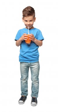 Suyu içme şirin küçük çocuk