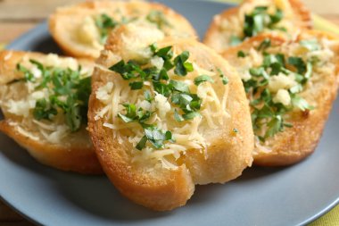 rendelenmiş peynir, sarımsak ve otlar ile ekmek dilimleri