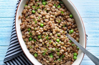 Güveç çanağı lezzetli mercimek püresi ile