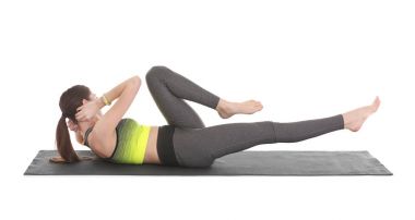 Bisiklet crunch egzersiz yaparak kadın 