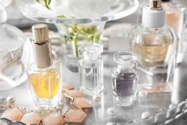 Cam tepsi parfüm şişeleri ile