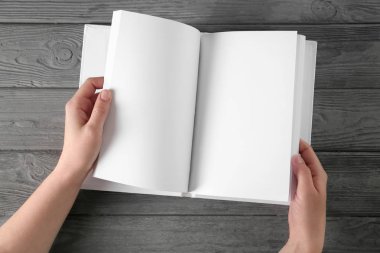 Açık kitap leafing eller 
