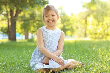 Çimenlerde oturan kız 