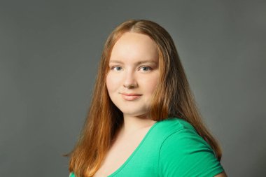 Şişman genç kadın.  