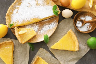 Masanın üzerine limon pasta dilimlenmiş