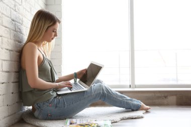 Dizüstü bilgisayar kullanan genç kız