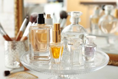Cam parfüm şişeleri ile stand