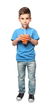 Suyu içme şirin küçük çocuk