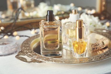 Parfüm şişeleri ile altın tepsi