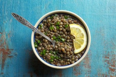 Lezzetli mercimek çanak ve eski püskü kaşık kase