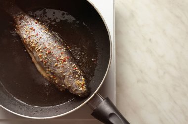 Alabalık balık kızartma tavası