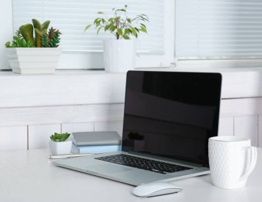 Çalışma alanı ile modern dizüstü