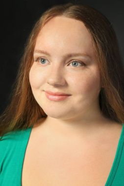 Şişman genç kadın.  