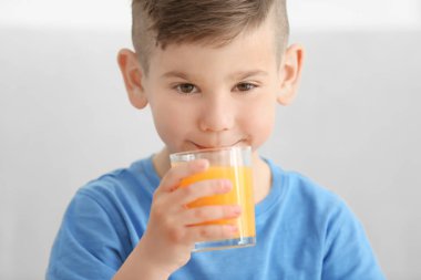 Suyu içme şirin küçük çocuk