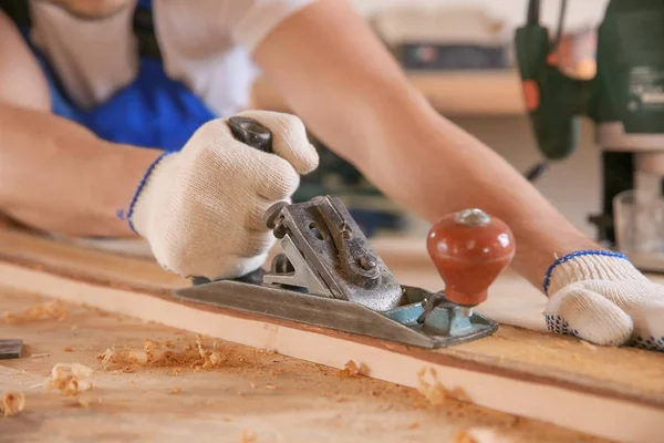 Tischler arbeitet mit Hobel — Stockfoto