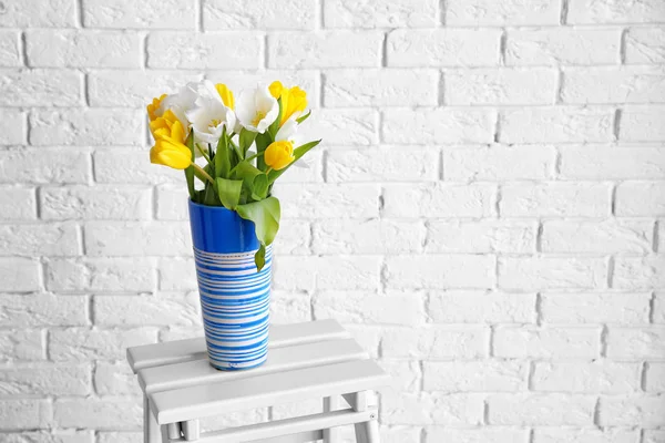 Vaso con bellissimi tulipani — Foto Stock