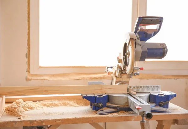 Circular saw and timber strip — Stock Photo, Image