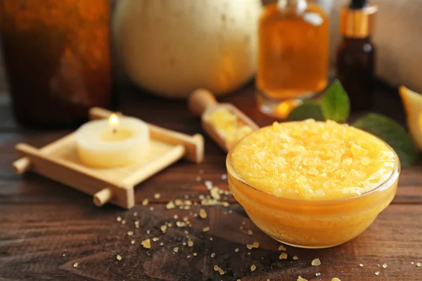 Glass bowl with lemon scrub — Stock Photo, Image