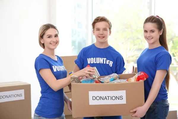 Volontari in piedi con scatola di donazione — Foto Stock