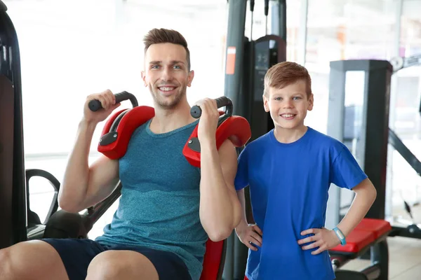 Papá e hijo entrenando —  Fotos de Stock