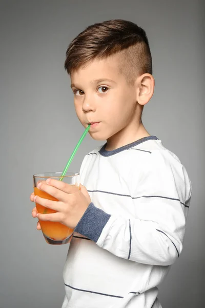 可爱的小男孩喝果汁 — 图库照片