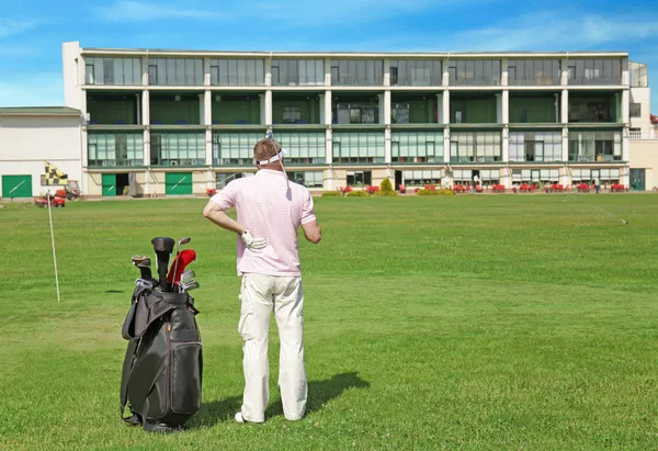 Jongeman op golfbaan in zonnige dag — Stockfoto