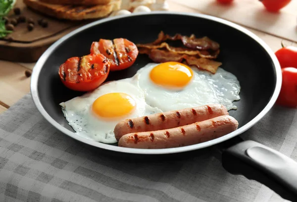 Сковородка с вкусными яйцами — стоковое фото