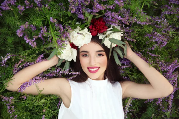 Giovane donna con corona floreale — Foto Stock