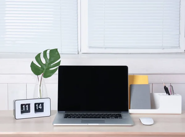 Luogo di lavoro con laptop moderno — Foto Stock