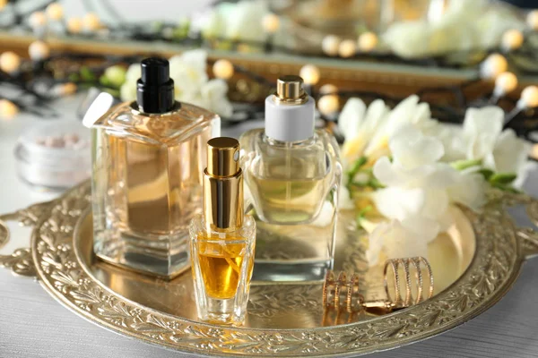 Złote taca z butelki perfum — Zdjęcie stockowe