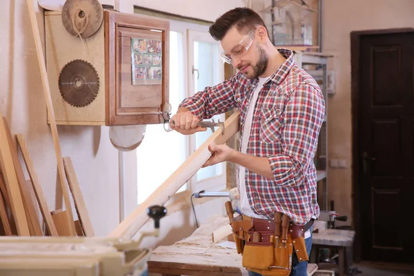 Carpenter mengukur papan kayu — Stok Foto