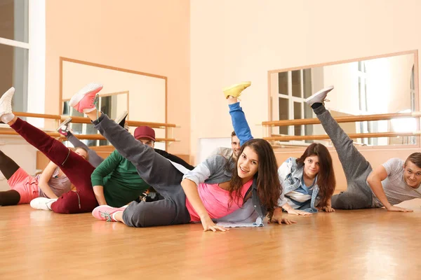 Grupo de jóvenes bailarines de hip-hop en el estudio — Foto de Stock