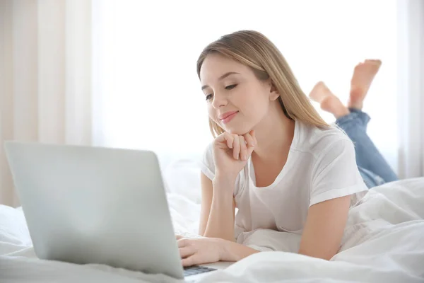 Young girl using laptop — Stock Photo, Image