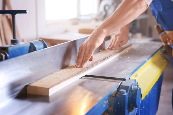 Carpintero trabajando con madera en tienda — Foto de Stock