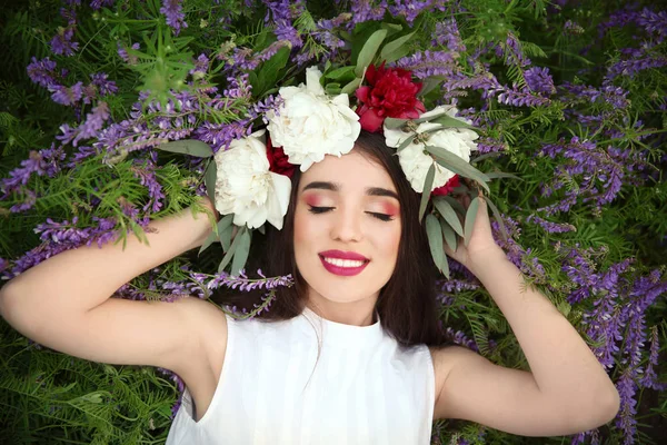 Jovem com coroa floral — Fotografia de Stock