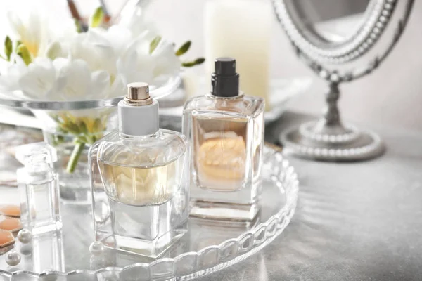 Bandeja de vidro com frascos de perfume — Fotografia de Stock